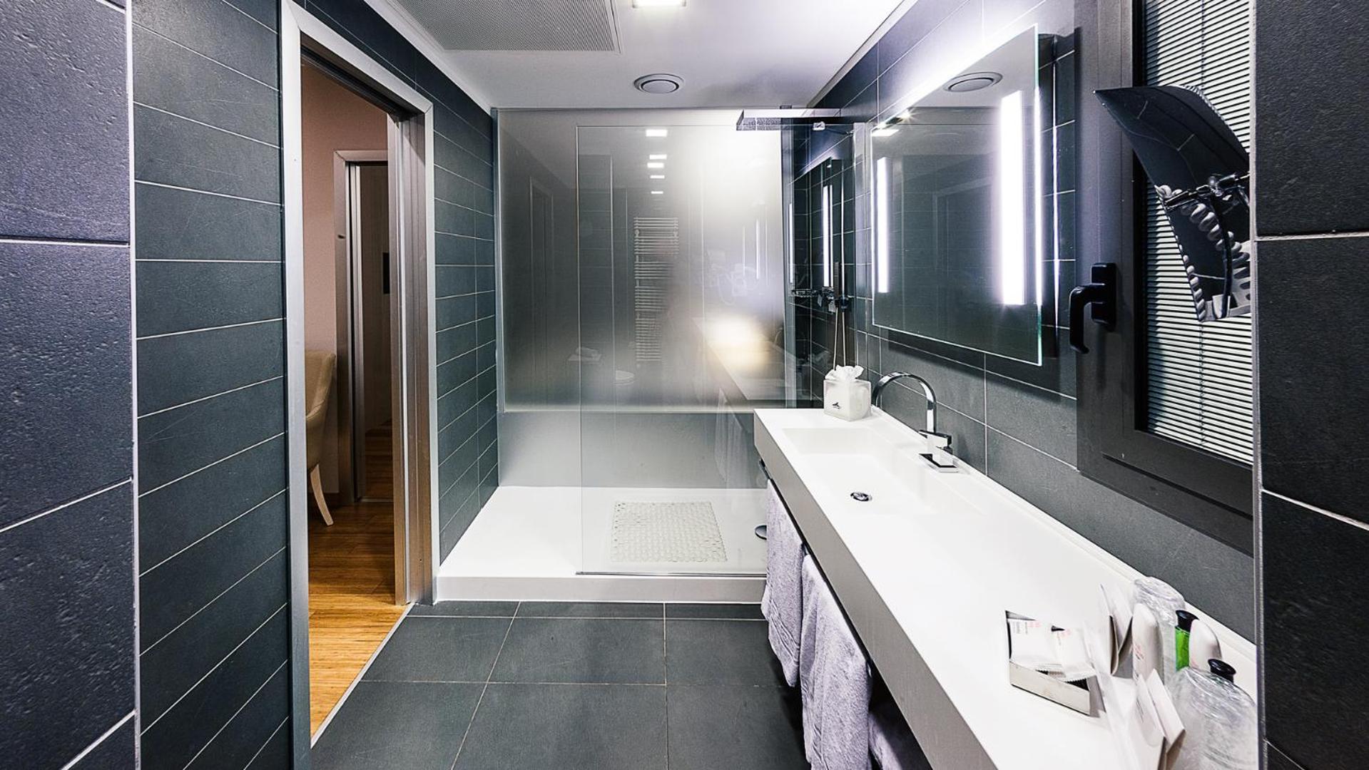 Suite Pool Access